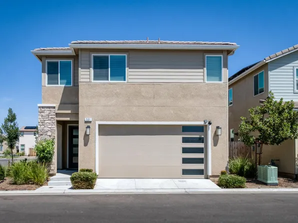 501 Farmhouse Ln, Clovis, CA 93619