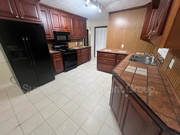 916 Curry Cir SE — Photo 11