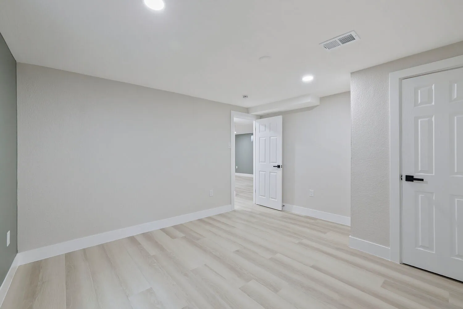 2 bed, 1200 sqft, $1,990 — Photo 4
