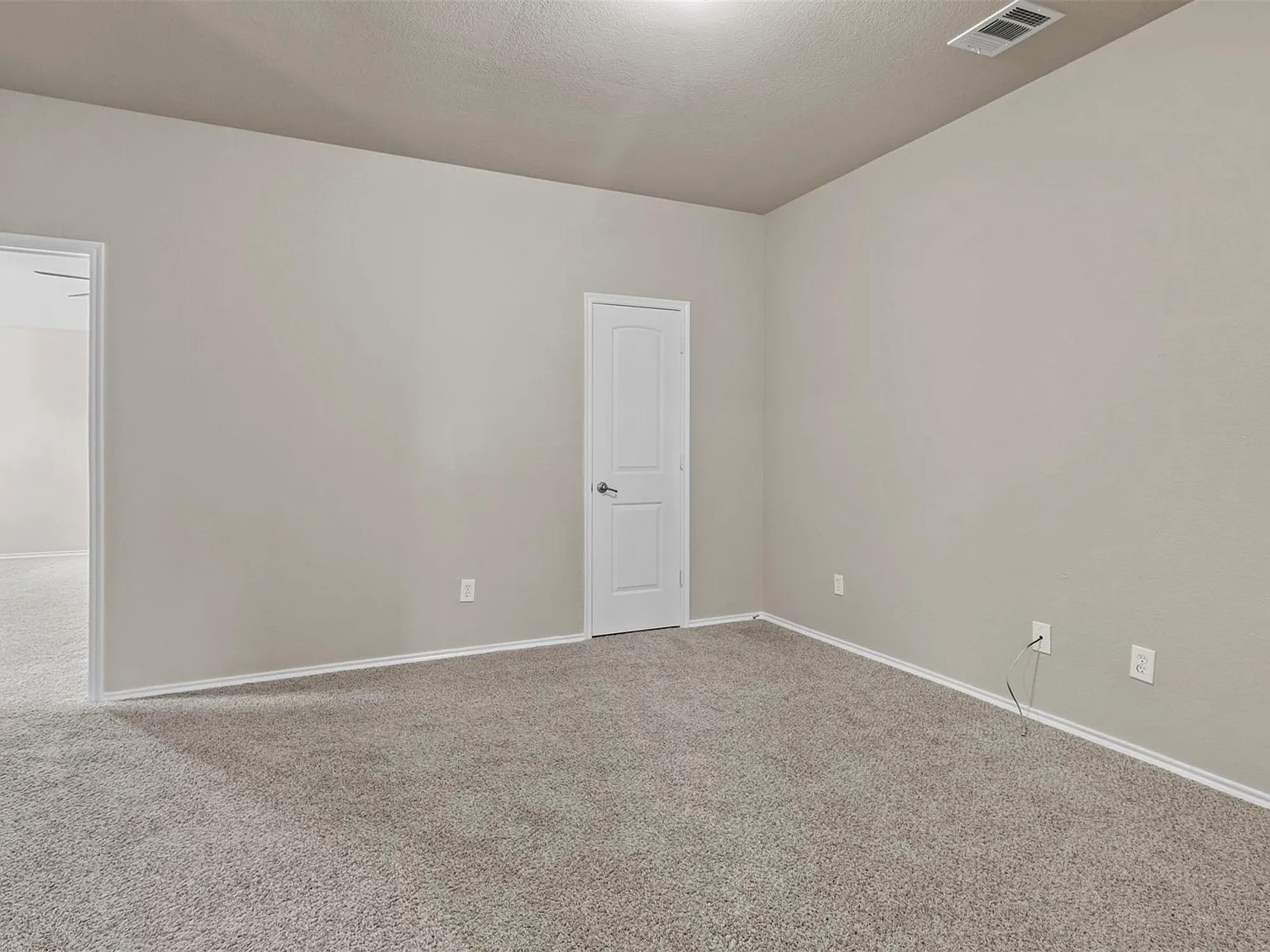 4 bed, 2428 sqft, $2,475 — Photo 2
