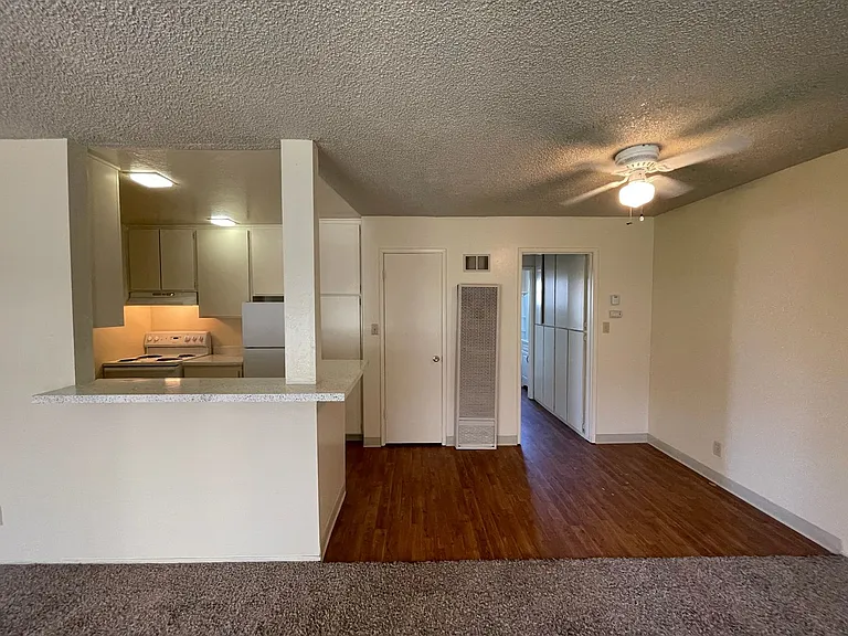 Sharis Apartments — Photo 38