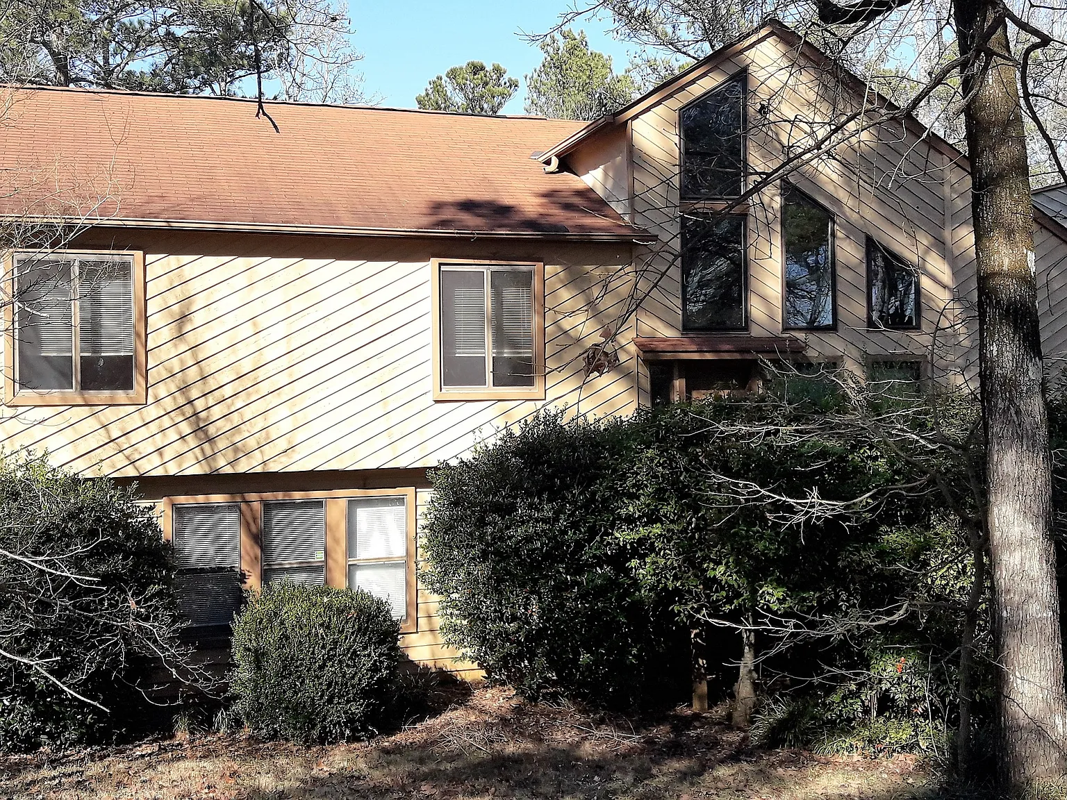 6 bed, 2429 sqft, $2,490 — Photo 1