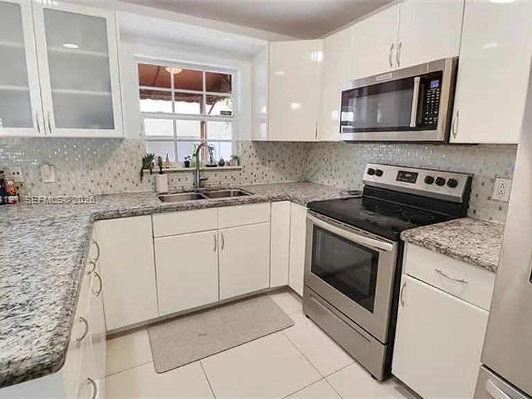 17920 NW 68th Ave #Townhouse 31 — Photo 1