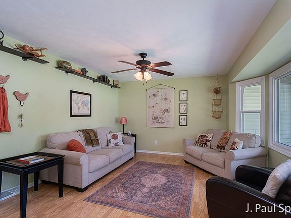 3rd image of 6916 Northland Dr NE