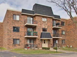 946 Hartford Ln, Elk Grove Village, IL 60007