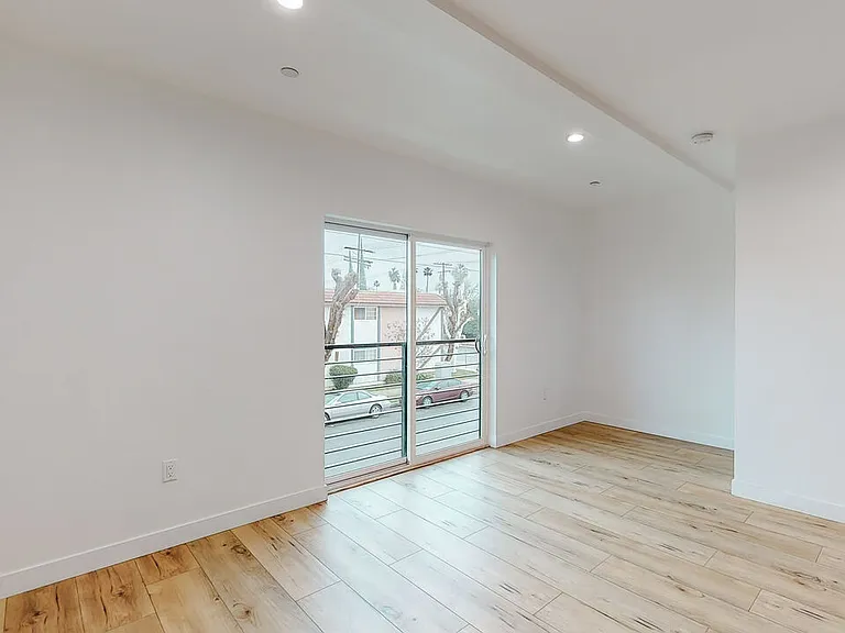 6811 Gloria Ave — Photo 6