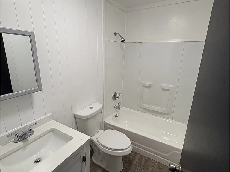 2548 Bremen Ave — Photo 4