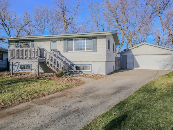 1453 W 7th St, Nevada, IA 50201