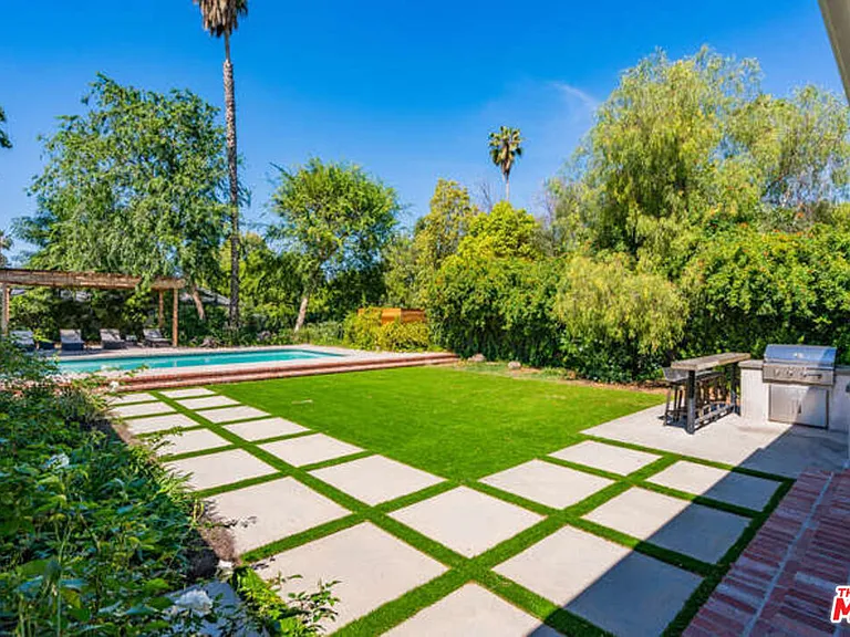 5907 Jumilla Ave — Photo 2