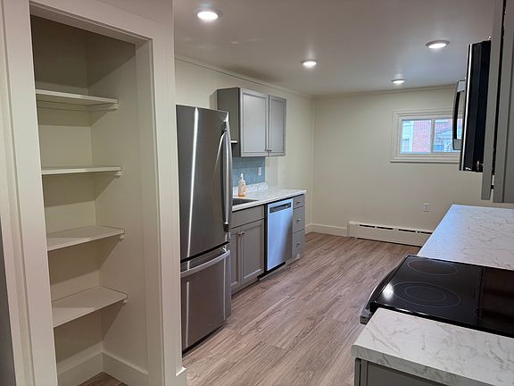 4th image of 85 N Winooski Ave #2