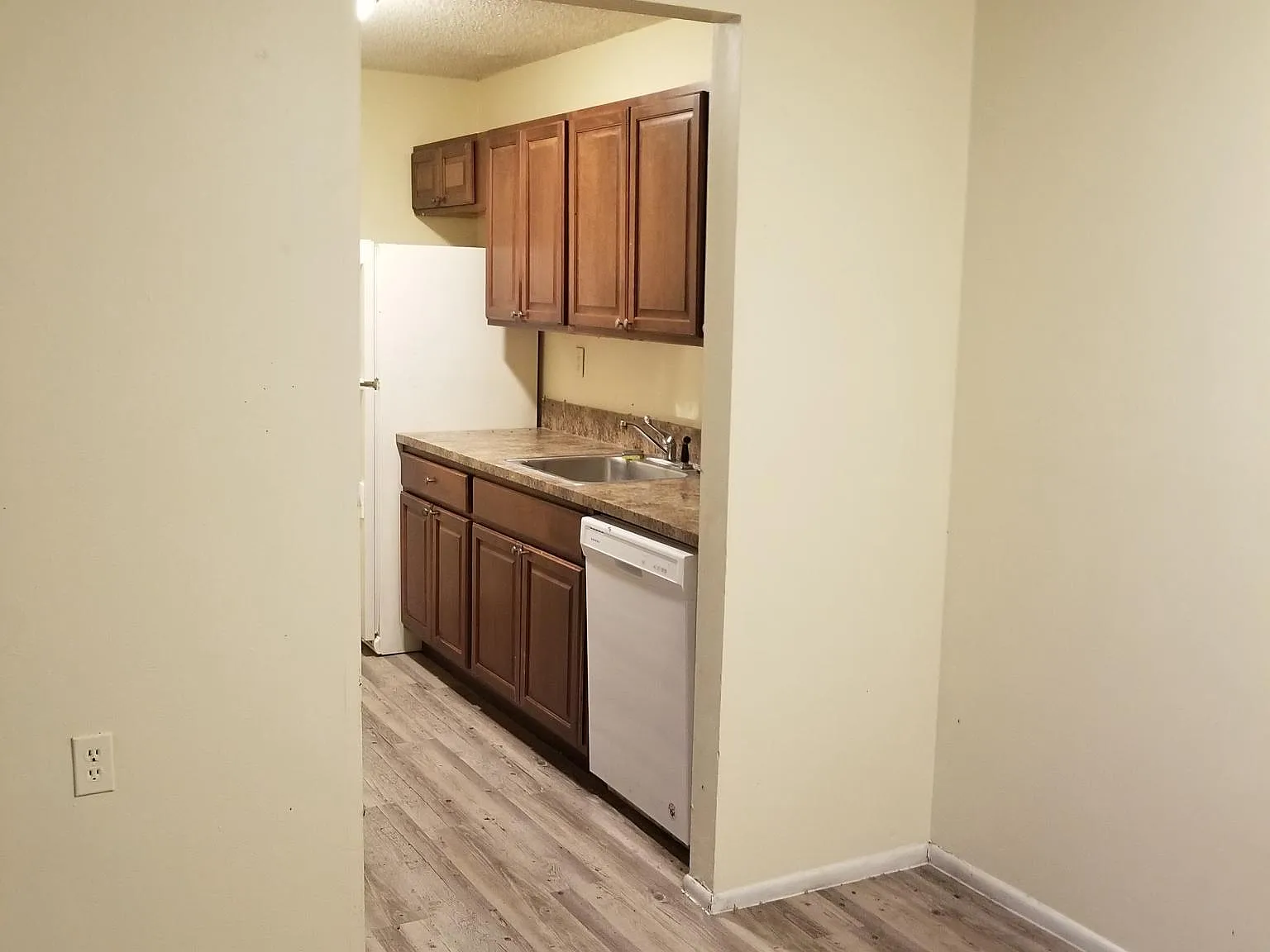 3 bed, 900 sqft, $2,200 — Photo 4