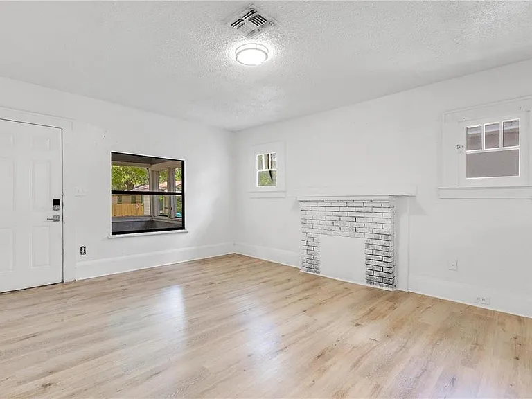 1029 Colyer St — Photo 9