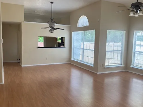 624 Beatty Dr, Grand Prairie, TX 75052