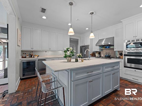 3rd image of 18318 Woodland Dr