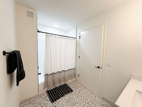 4th image of 1100-15 W Grand Ave #301