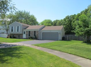 762 Hemlock Ln, Carol Stream, IL 60188