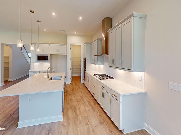 5th image of 136 PALOMAR Drive