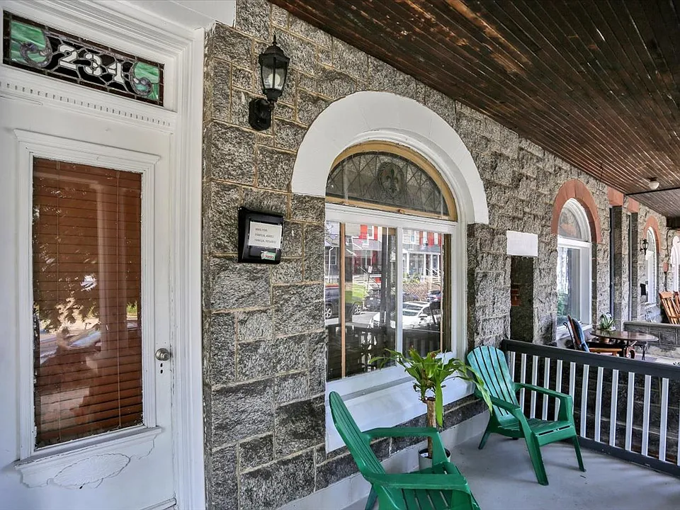 234 W Douglass St