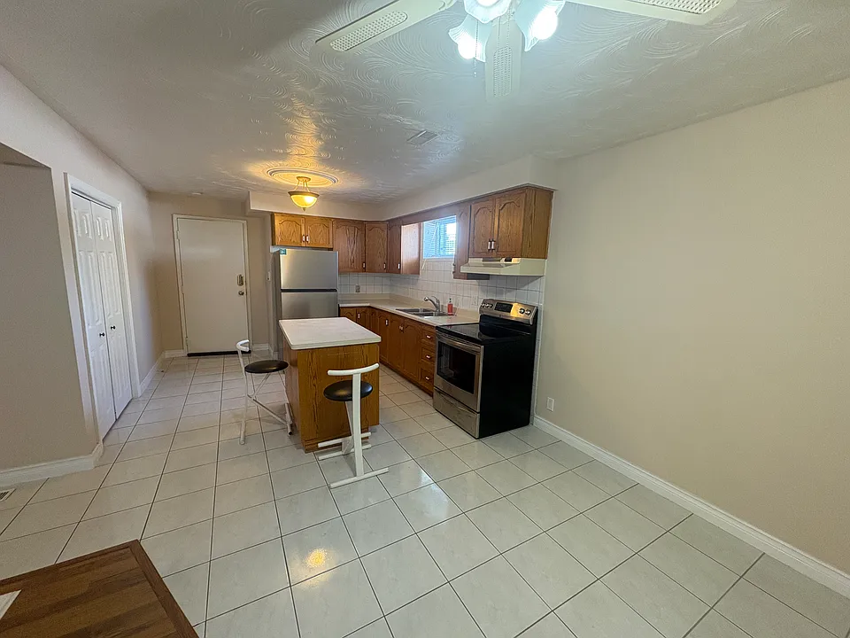 378 Barton St #4