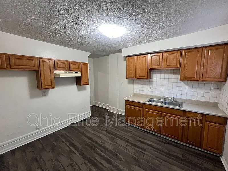 3 bed, 1.0 bath, 1100 sqft, $1,230 — Photo 4