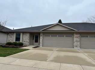 320 Autumnwood Ln, Dixon, IL 61021