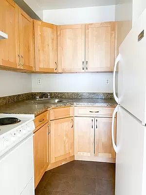 4th image of 317 E 91st St #C3