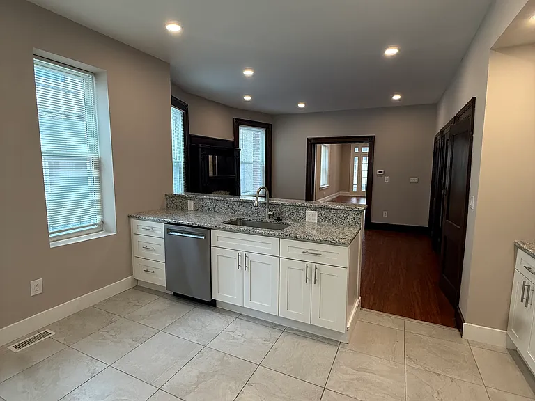 507 E Washington Ln — Photo 11