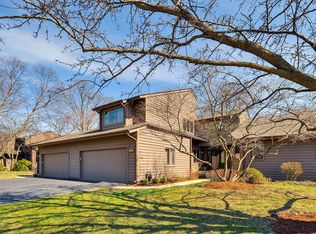 104 Oakhill Ct, Saint Charles, IL 60174