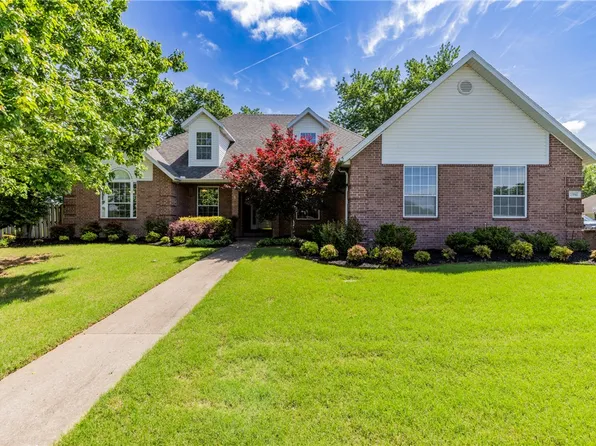 1986 N Bridgeport Dr, Fayetteville, AR 72704