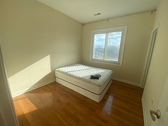5th image of 3227 S Archer Ave APT 3W