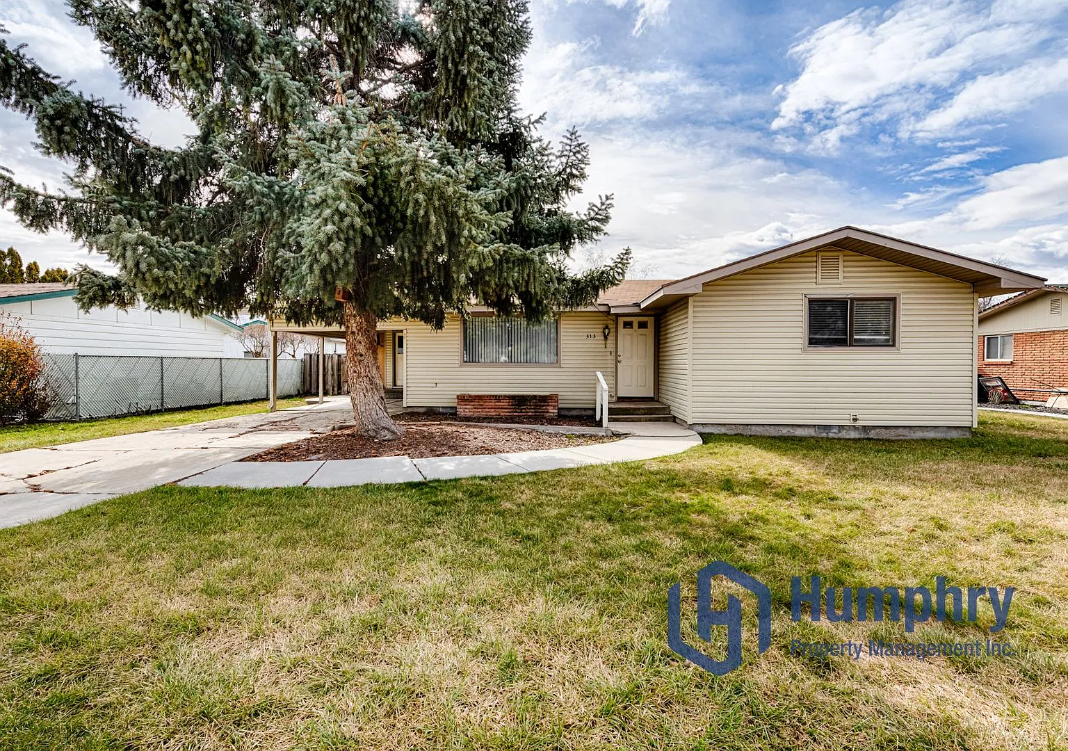 Nice home located off of Cleveland Blvd. near downtown Caldwell — Photo 1
