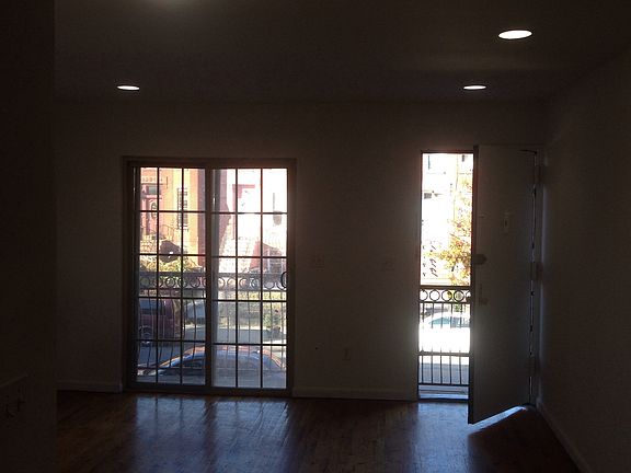 3rd image of 206 Lexington Ave