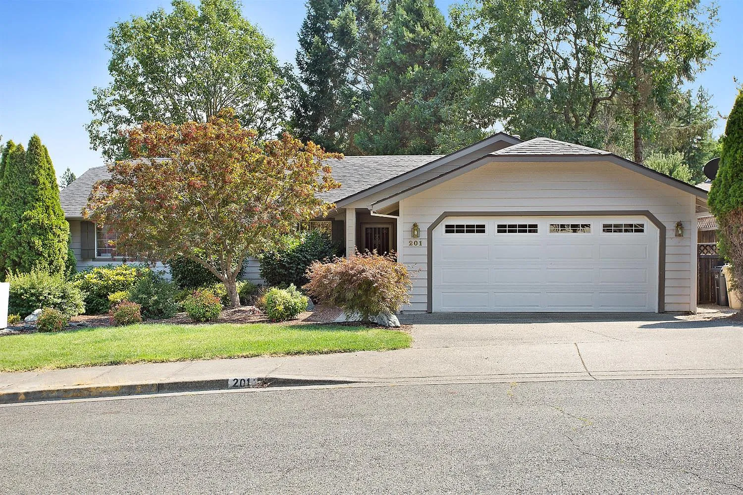 201 NW Sinclair Dr photo 1