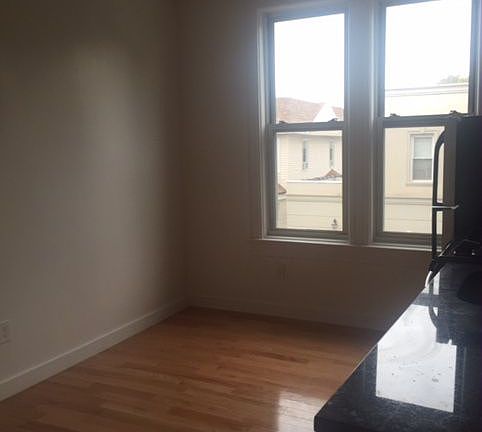 4th image of 7617 Myrtle Ave #2B