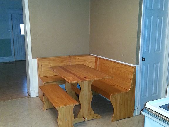 Kitchen- eat in area