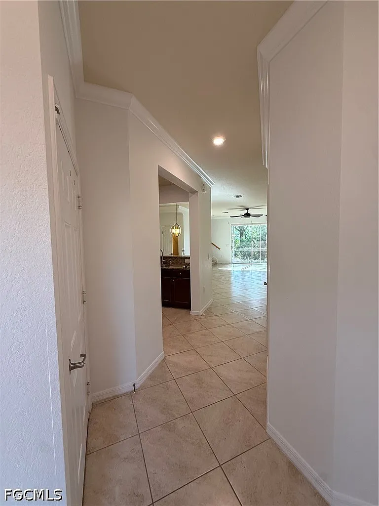 3 bed, 2.5 bath, 1942 sqft, $2,100 — Photo 3