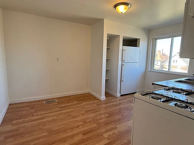 133 E 20th Ave — Photo 4