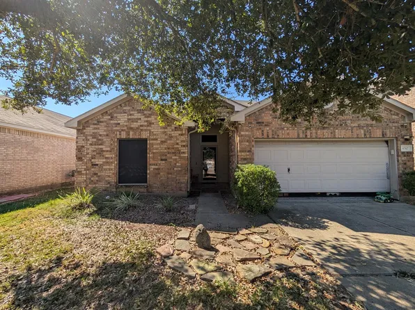 8707 E Highlands Xing, Highlands, TX 77562