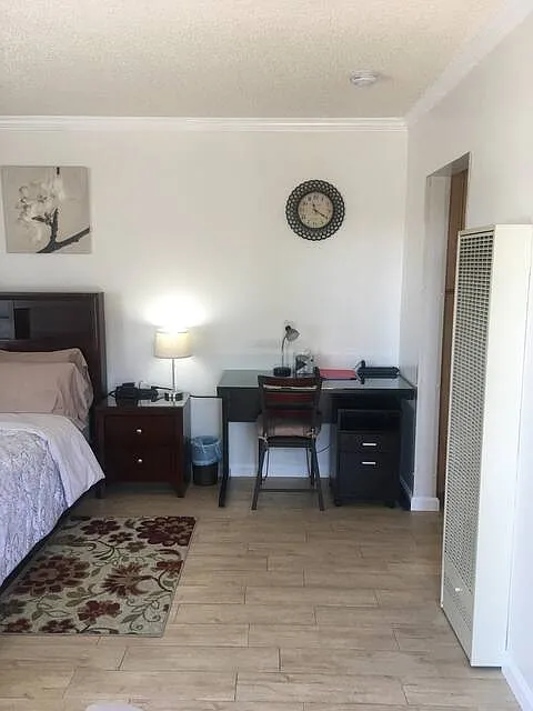 2313 Montrose Ave #6
