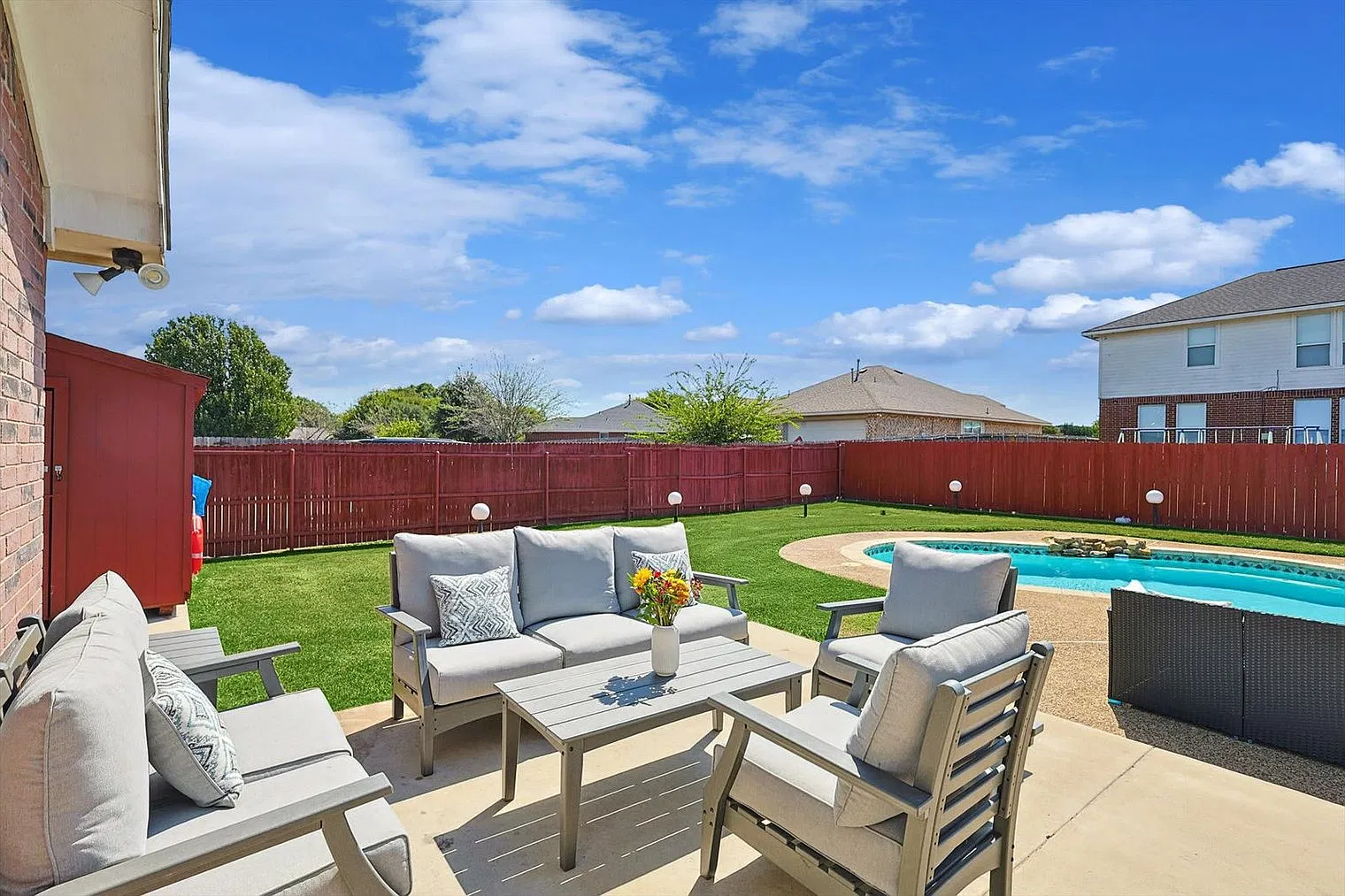 5 bed, 2.0 bath, 2174 sqft, $8,227 — Photo 4