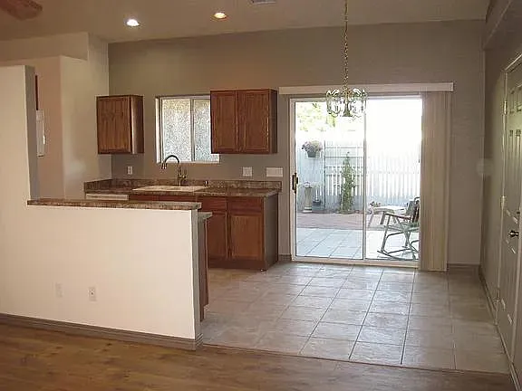 157 S 8th Pl — Photo 3