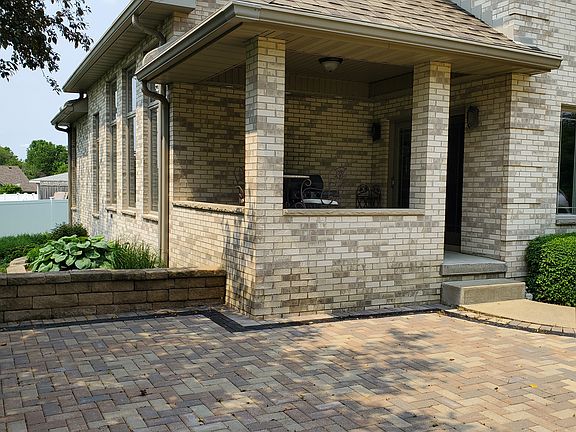4th image of 1040 E Morine Dr