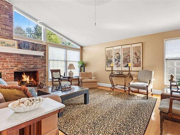 5th image of 8 Lakemoore Dr NE