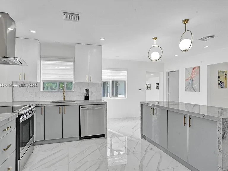 725 Harrison St — Photo 10