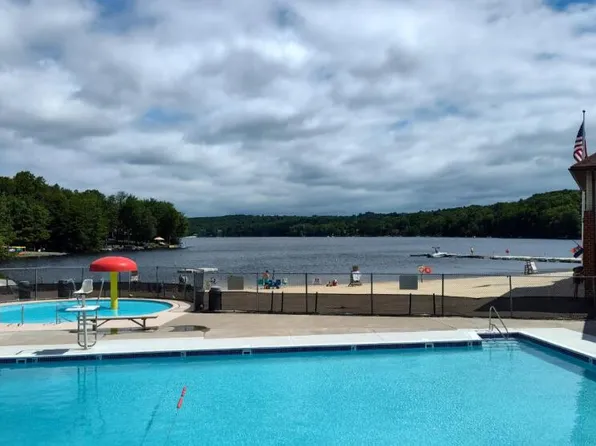 43 Underwood Ln, Lake Ariel, PA 18436