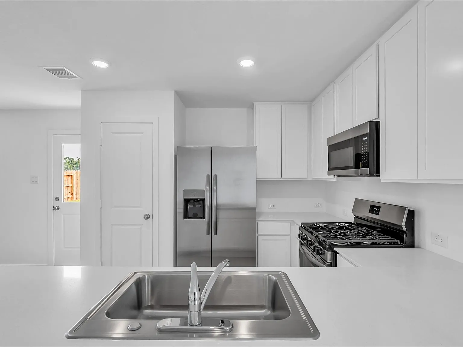 4 bed, 2.5 bath, 1979 sqft, $2,300 — Photo 4