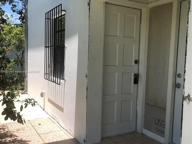 1374 NE 176th St #3 — Photo 2
