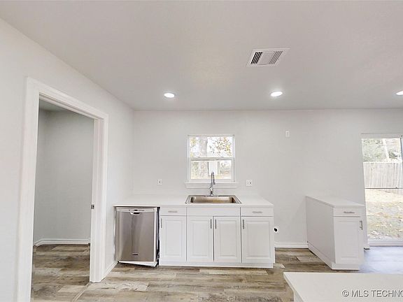 4th image of 1413 E 52nd Pl