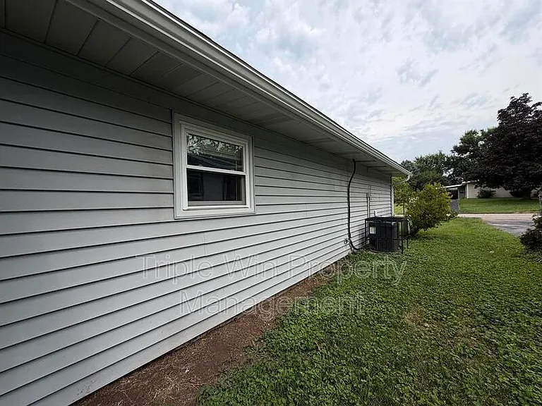 810 Saint Anthony Ln — Photo 4