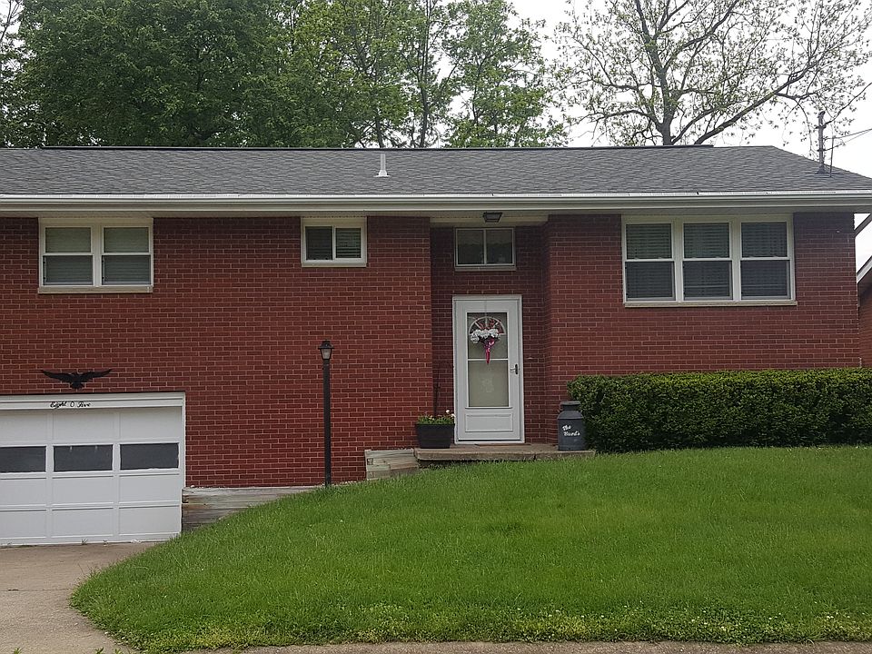 Beautiful Brick Split Foyer